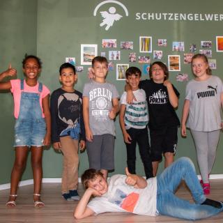 Glückliche Kinder im Schutzengel-Haus