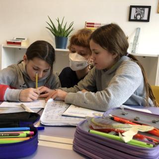 Für viele Kinder ist die kostenlose Nachhilfe wichtig zwei Mädchen bei der Nachhilfe