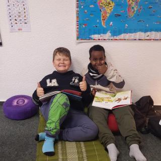 zwei Jungs bei der kostenlosen Nachhilfe