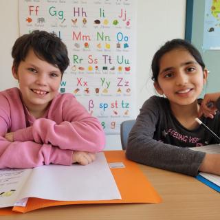 Lernen kann Spaß machen zwei Mädchen lernen voller Freude bei der kostenlosen Nachhilfe