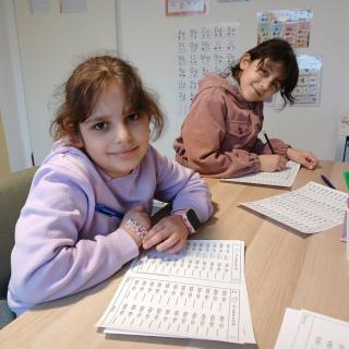 Selbstvertrauen gewinnen bei den LernEngeln zwei Mädchen die bei einer kostenlosen Nachhilfestunde wieder Selbstvertrauen gewinnen