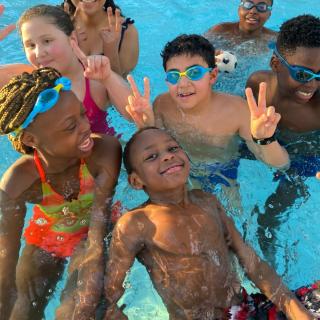 Kinder bei kostenlosen Schwimmtraining