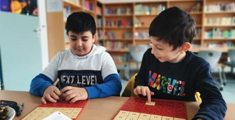 zwei Jungs bei der kostenlosen Nachhilfe