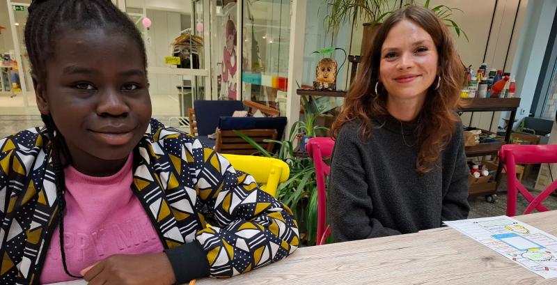 eine junge Frau aus Afrika in einem Sozialprojekt in Berlin