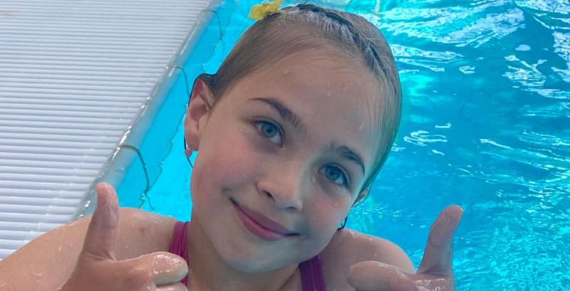 Schwimmen lernen ist lebenswichtig Mädchen im Wasser lernt Schwimmen