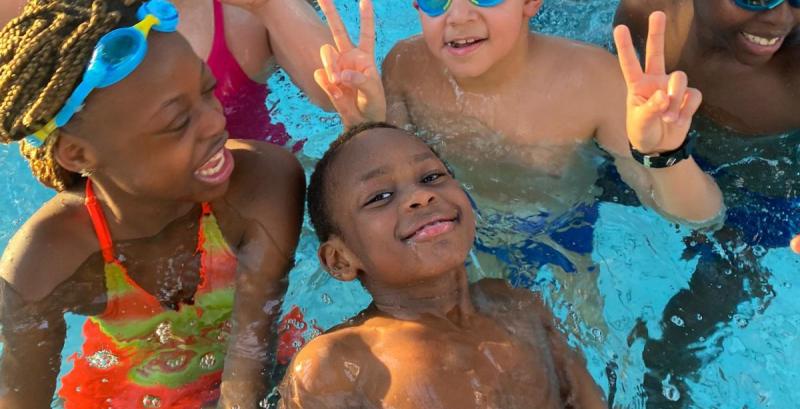 Kinder bei kostenlosen Schwimmtraining